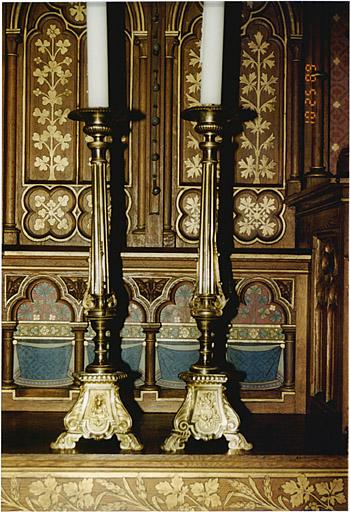 Vue des chandeliers du maître-autel.