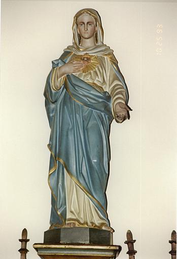 Vue d'ensemble de la statue de la Vierge au Sacré-Coeur.