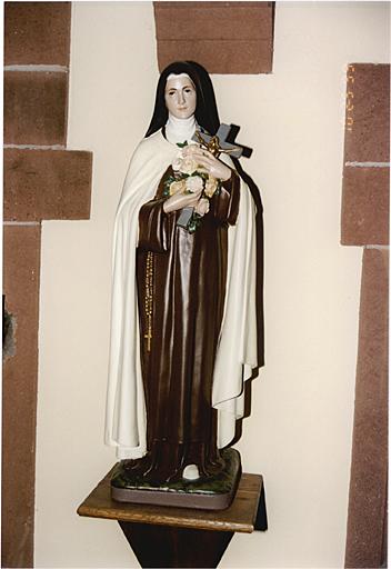 Vue d'ensemble de la statue de sainte Thérèse de Lisieux.