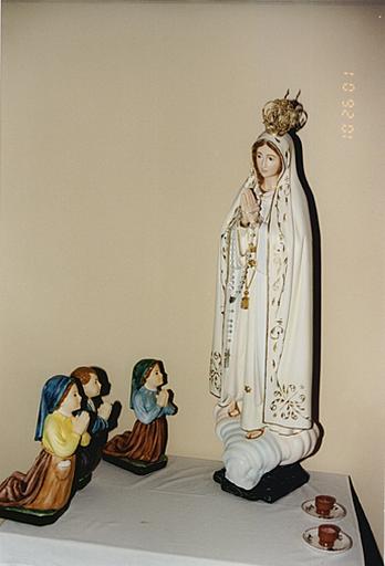 Vue des statues de Notre-Dame de Fatima et de trois enfants.