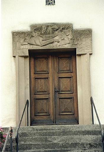 Porte d'entrée avec martyre de saint Laurent.