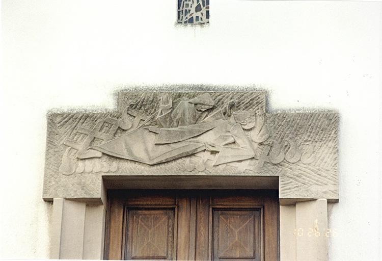 Porte d'entrée. Détail du relief avec martyre de saint Laurent.