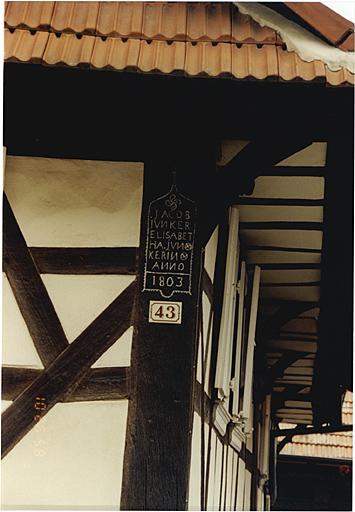 Vue du poteau cornier du logis.