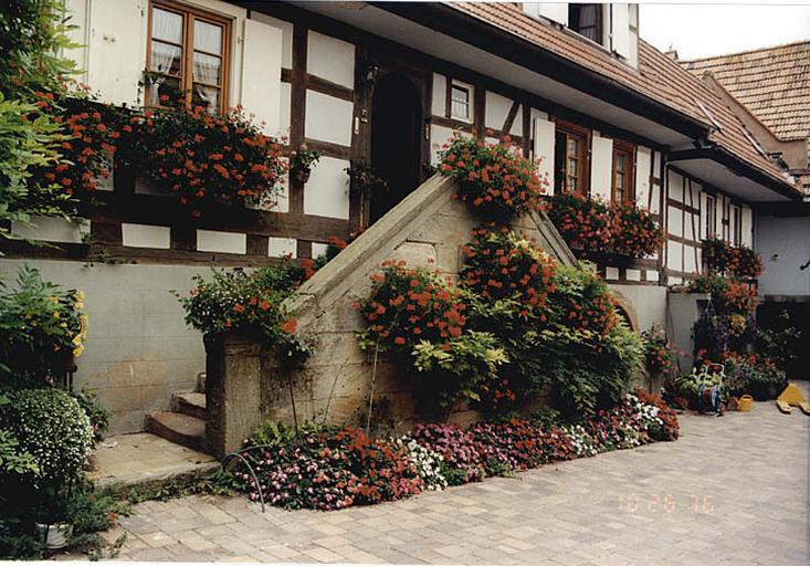 Vue du logis et du perron.