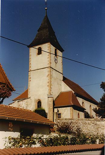 Vue d'ensemble des parties orientales avec sacristie et tour-choeur médiévales.