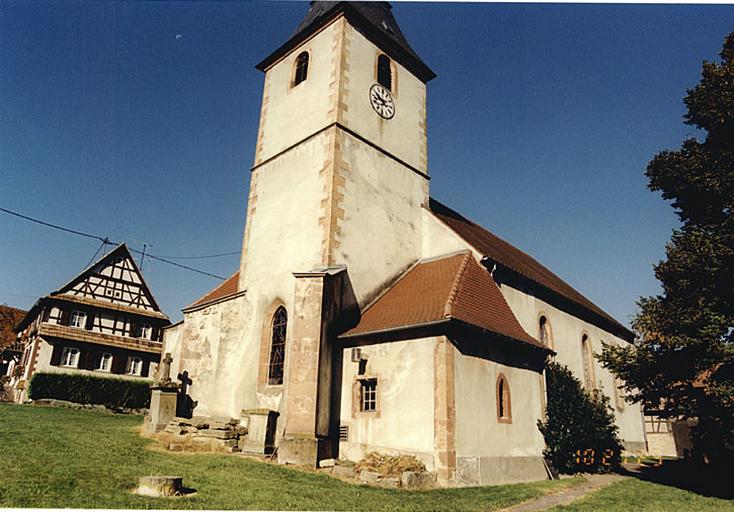 Vue d'ensemble des parties orientales avec chapelle, sacristie et tour-choeur médiévales.