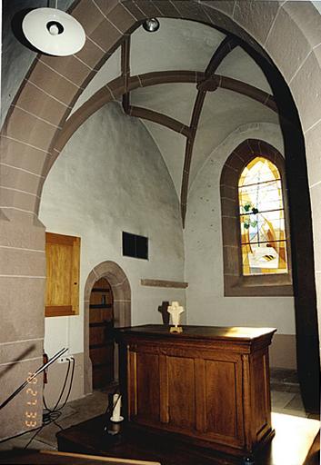 Vue du choeur, au rez-de-chaussée de la tour, depuis la nef vers la sacristie.