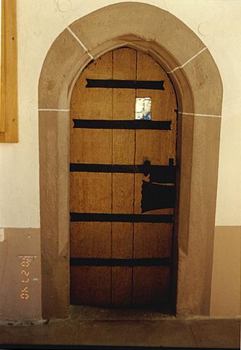 Vue de la porte entre le choeur et l'ancienne sacristie.