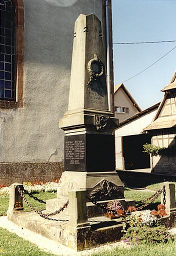 Vue d'ensemble d'un monument aux morts.