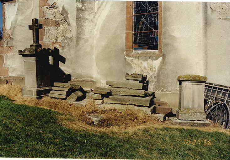 Vue d'ensemble des vestiges de monuments funéraires.