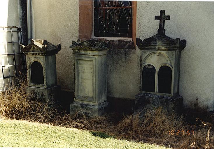 Vue d'ensemble des vestiges de monuments funéraires.