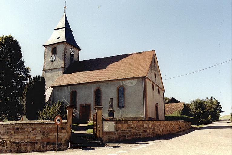 Vue d'ensemble de l'église dans l'ancien cimetière.