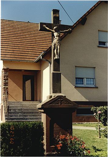 Vue de la croix de chemin A, rue de Steinseltz.