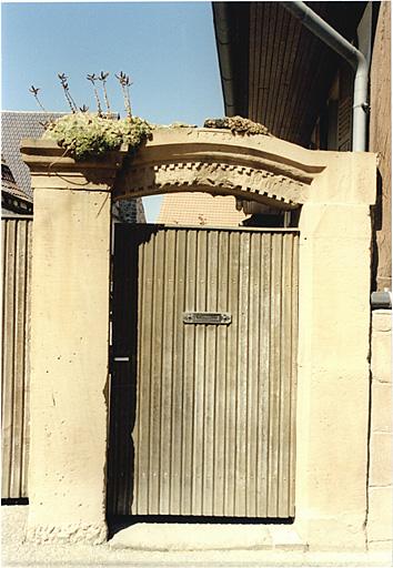 Ancienne ferme, 41, rue Principale. Vue de la porte piétonne datée 1857.
