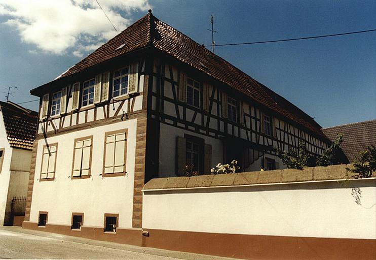 Vue d'ensemble du logis depuis la rue.