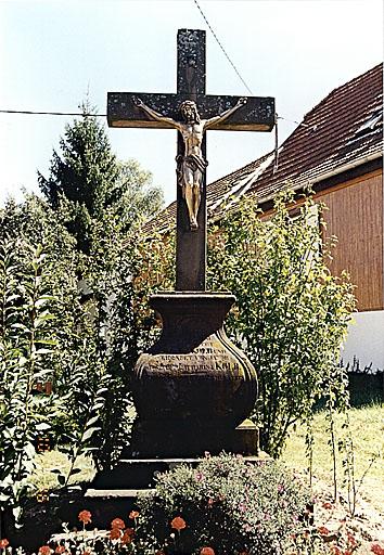 Vue de la croix de chemin C, rue Principale.
