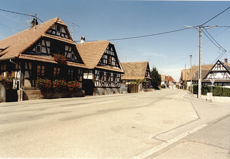 Vue de la rue Principale, dans la partie sud du village, à la hauteur de la ferme No 19, vers le centre du village.