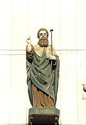 Vue de la statue de saint Jacques (E), sur la maison 8, rue Jeanne-d'Arc.
