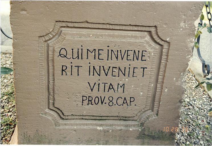 Détail d'une inscription sur le piédestal.