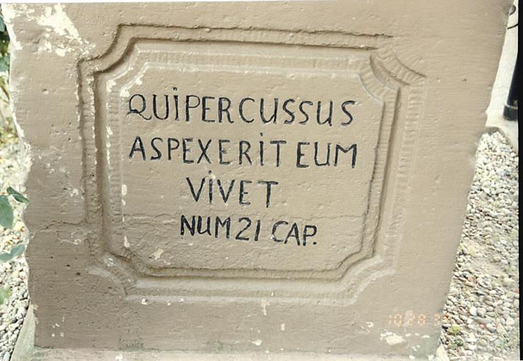 Détail d'une inscription sur le piédestal.