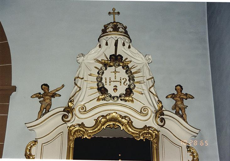 Détail du couronnement du retable de l'autel de saint Joseph.