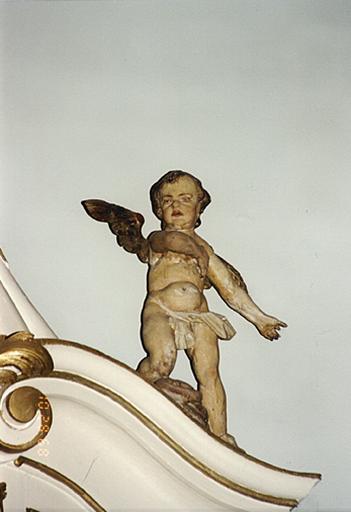 Statue d'un ange placé sur le retable de l'autel de la Vierge.