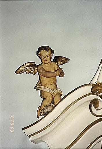 Statue d'un ange placé sur le retable de l'autel de la Vierge.