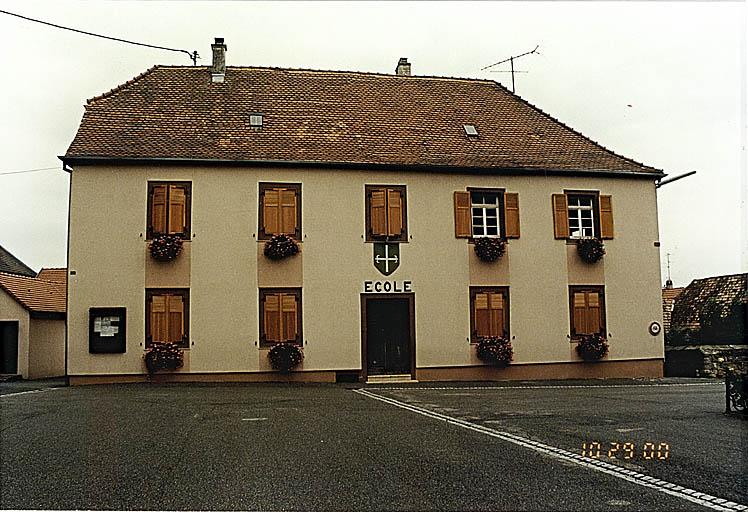 Vue de l'école, No 1, place de l'Eglise.