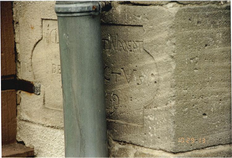 Angle nord-ouest de la nef, détail de la pierre angulaire.