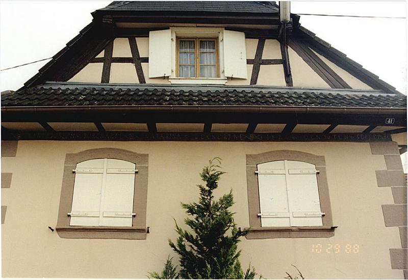 Ancienne ferme, 41 rue de la Laiterie. Vue partielle avec sablière à inscription, datée de 1824.