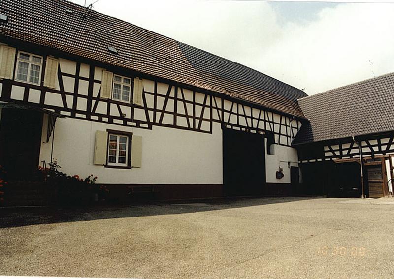 Vue partielle sur cour du logis et de deux dépendances.