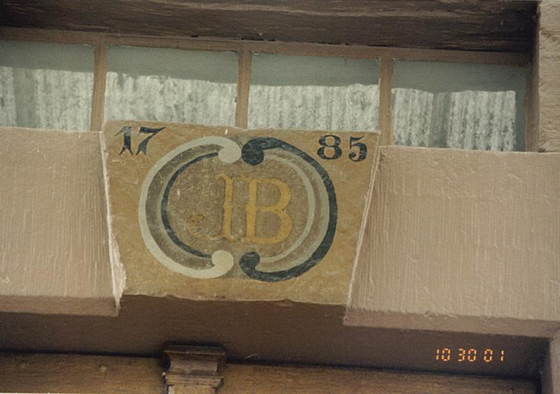 Elévation sur cour. Détail de la porte d'entrée.