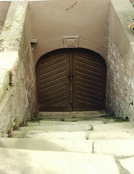 Elévation sur cour. Vue de la porte de la cave.