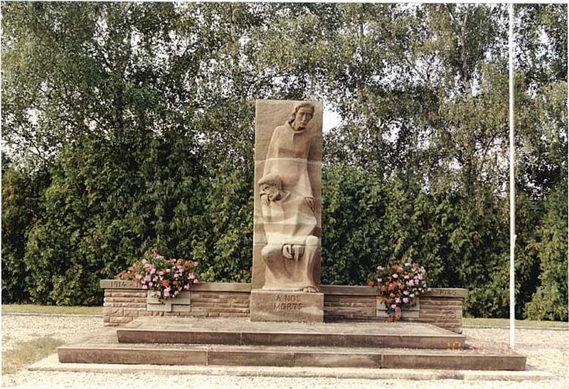 Vue d'ensemble du monument aux morts des deux dernières guerres (R), rue de la Gare.