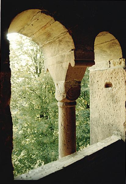 Tour romane, baie est depuis l'intérieur.