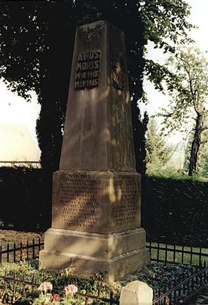 Monument aux morts, milieu du 20e siècle.