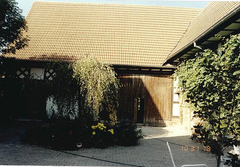 Vue de la grange et de la remise.