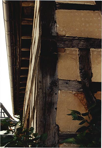 Dépendance face au logis, détail avec poteau cornier daté 1786.