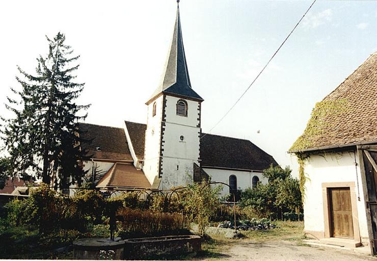 Vue d'ensemble de l'élévation côté nord, depuis la cour du presbytère.