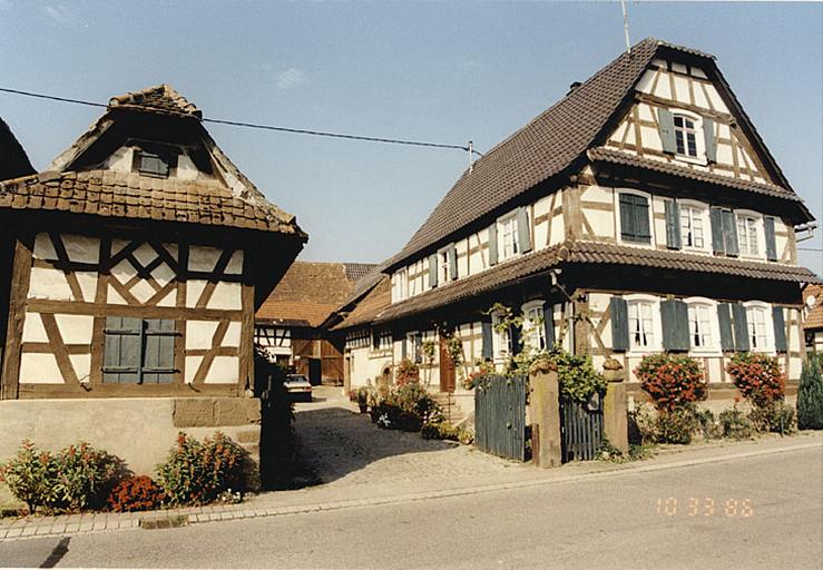 Vue d'ensemble de la ferme, depuis la rue.