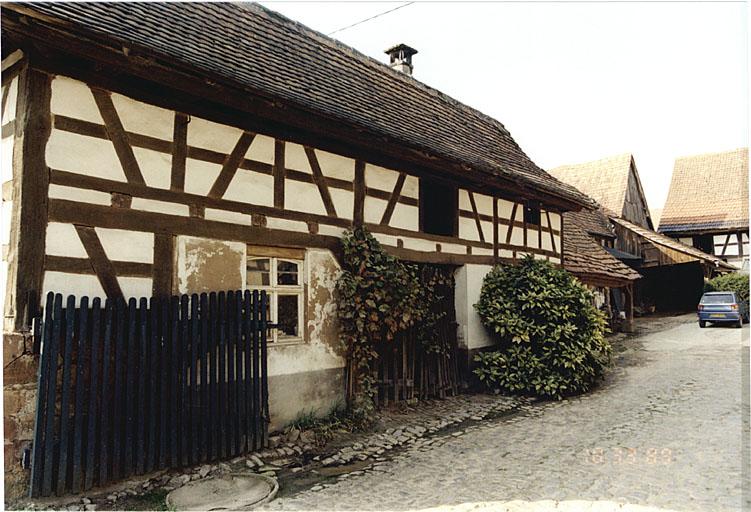 Dépendance faisant face au logis.