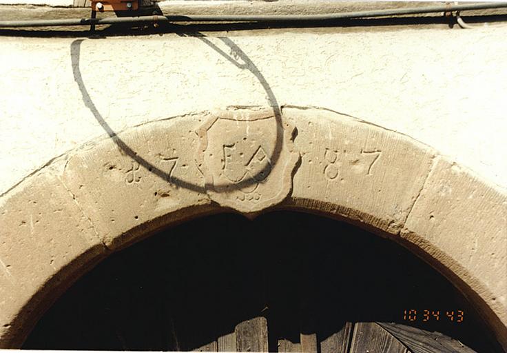 Détail de la porte de la cave haute, datée de 1787.