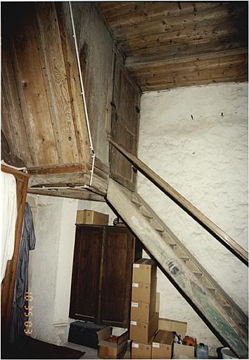 Vue du rez-de-chaussée de la tour avec pilier d'angle et escalier.