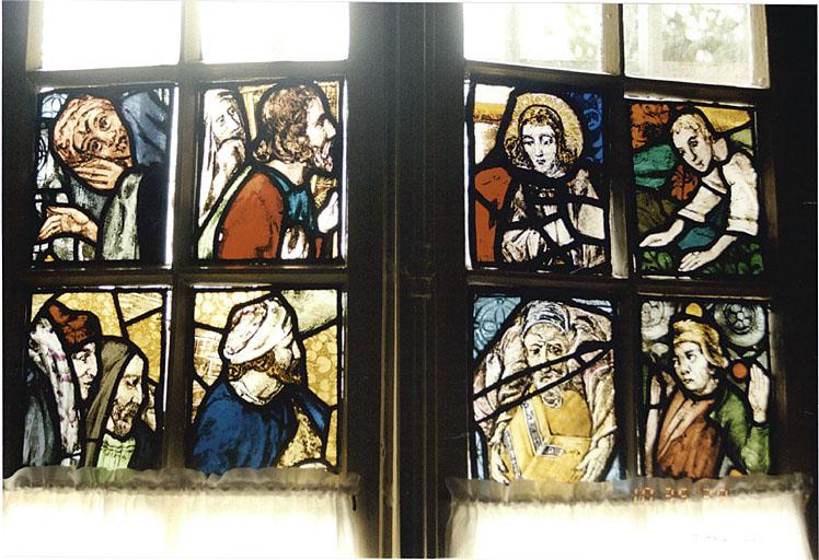 Vue de fragments de verrière(s) en remploi dans la fenêtre de la sacristie.