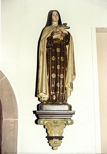 vue d'une statue de sainte Thérèse.