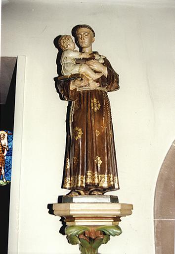 Vue d'une statue de saint Antoine de Padoue.