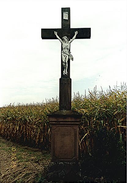 Vue de la croix de chemin (A), R. D. 249.