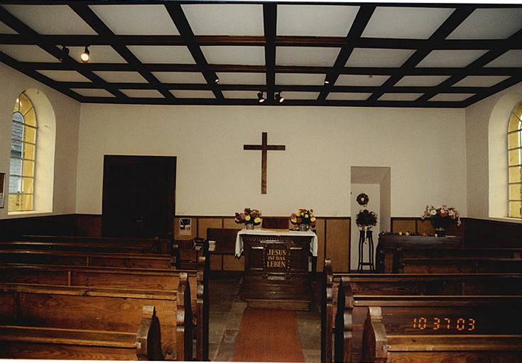 Vue de la salle de culte vers l'entrée.