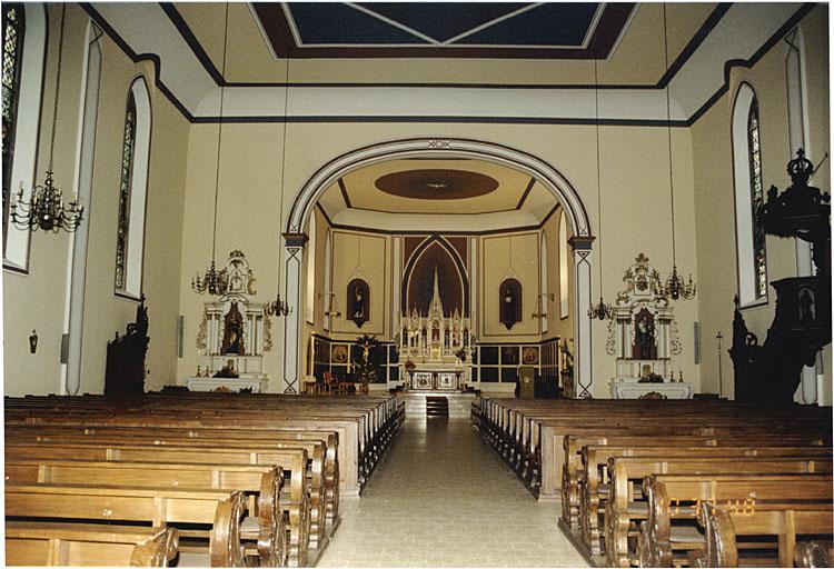 Vue d'ensemble de la nef et du choeur.