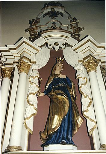 Vue d'une statue de la Vierge.